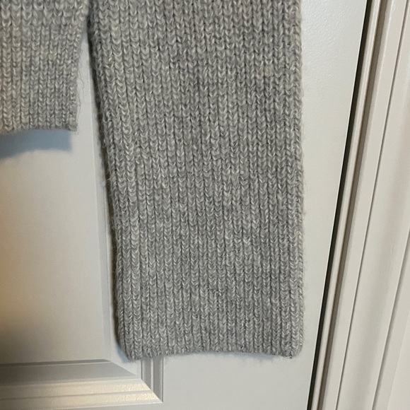 Cozy Gray Turtleneck Cropped Sweater M - Picture 3 of 8
